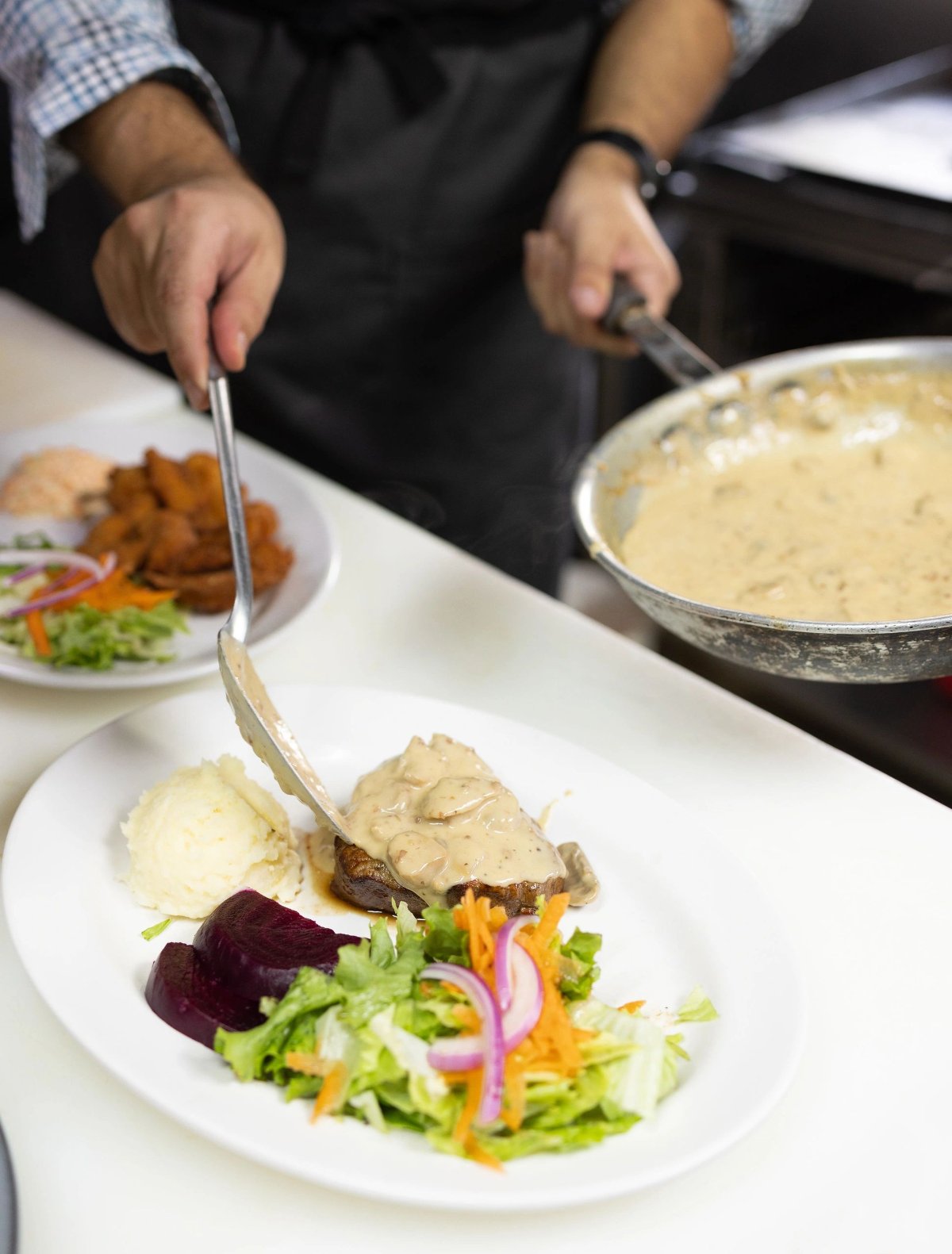 Corte de res con ensalada, especialidad de Restaurant Mirage