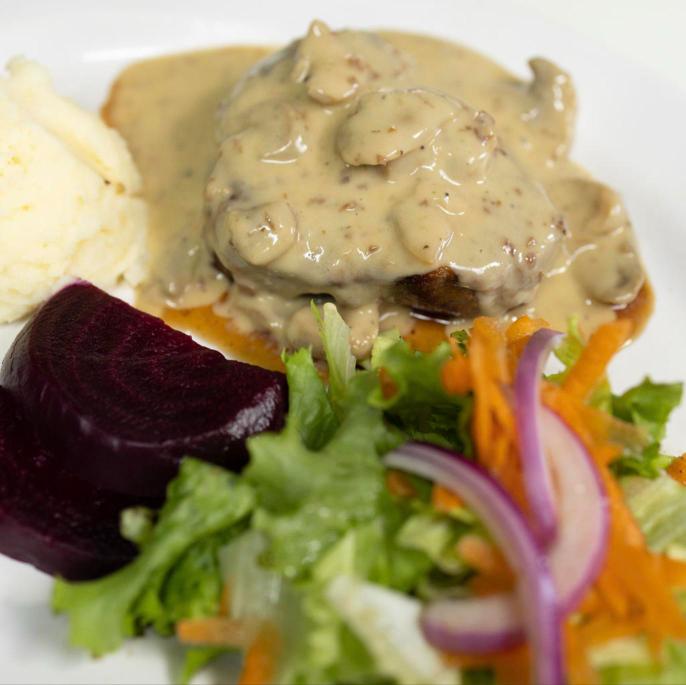 Filete mignon con crema de champiñones, ensalada, betabel y puré en Restaurant Mirage