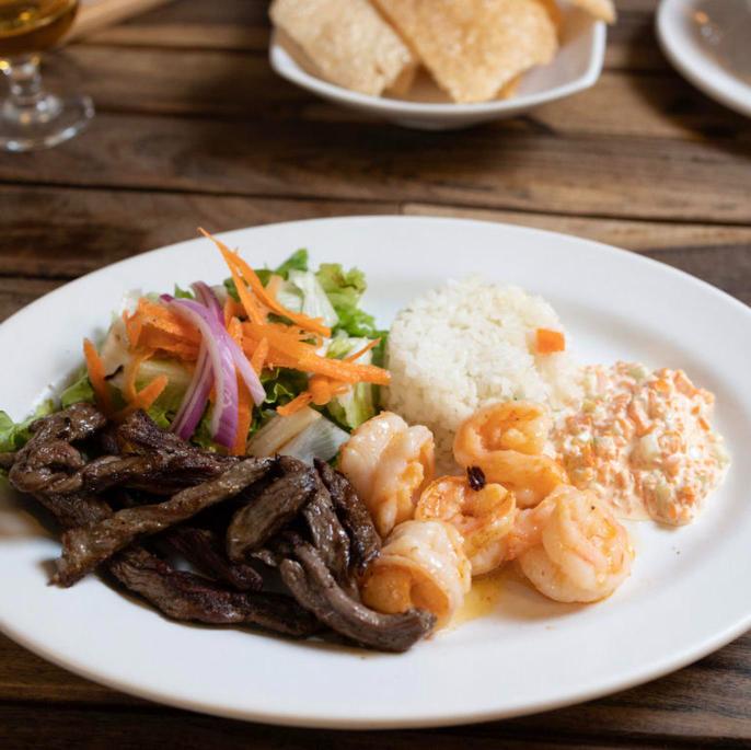 Mar y tierra: arrachera con camarones, arroz y ensalada en Restaurant Mirage